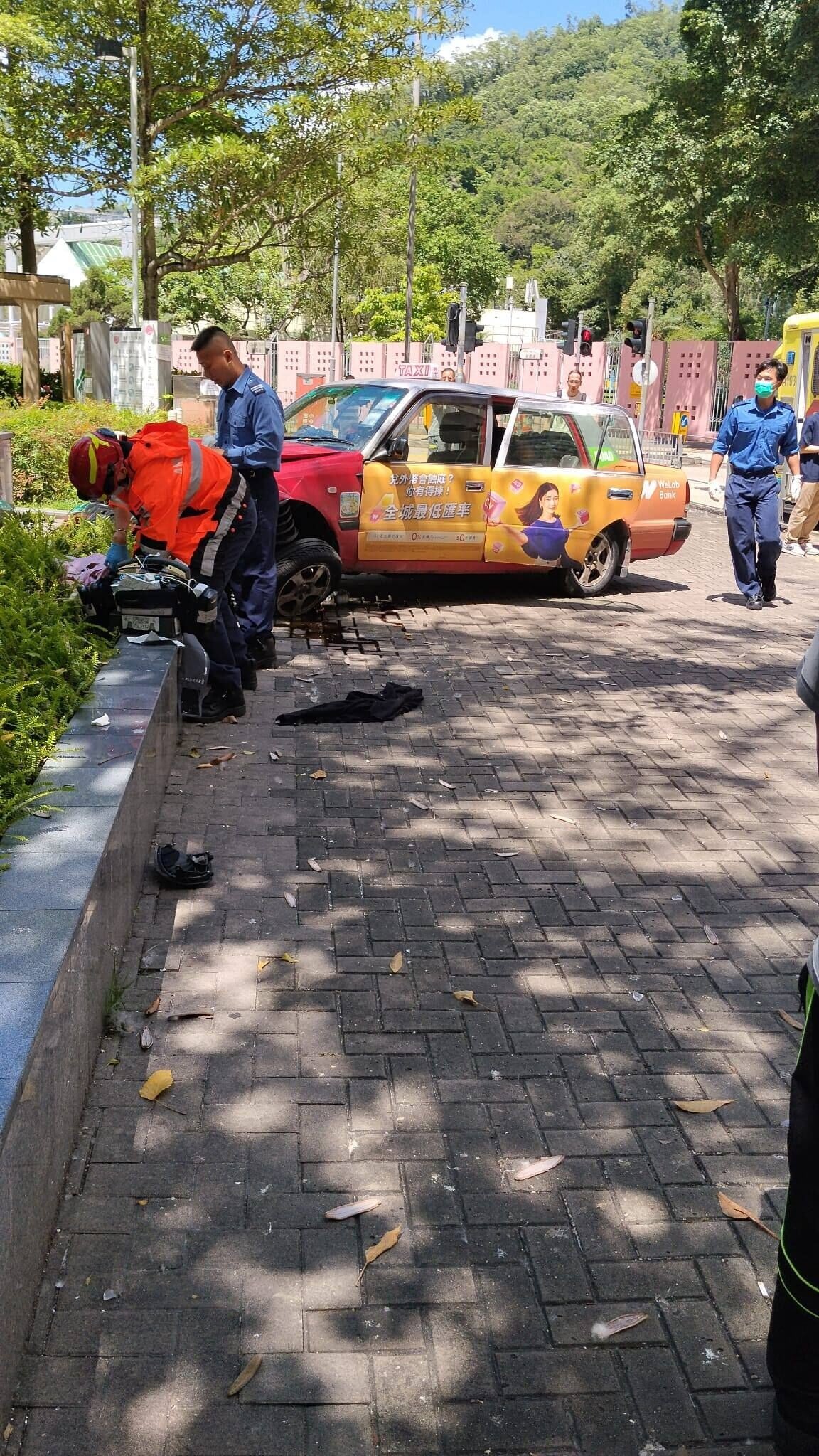牛頭角一輛的士駛至彩霞道休憩處振華道對開時懷疑失控,剷上行人路。(馬路的事討論區)