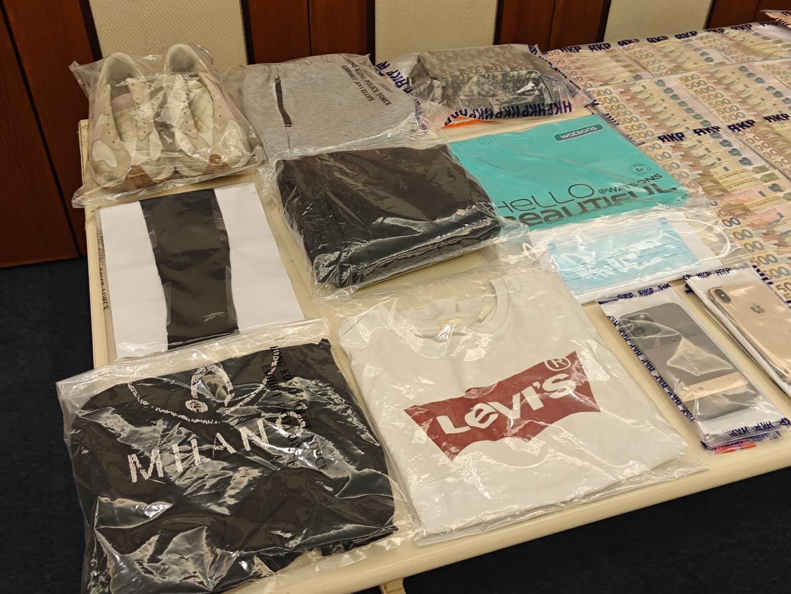 兩長者接「兒子」來電被騙20萬元,警拘27歲男起回15萬騙款。