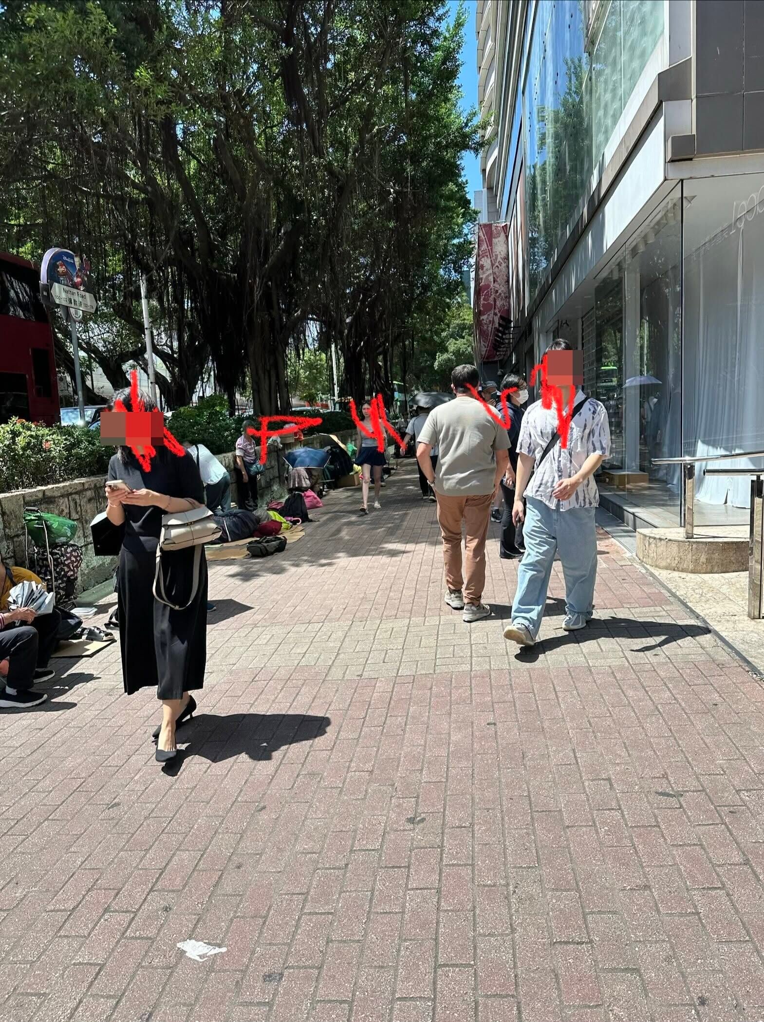 不少網民分享Swatch多家分店現排隊人龍。(Threads)