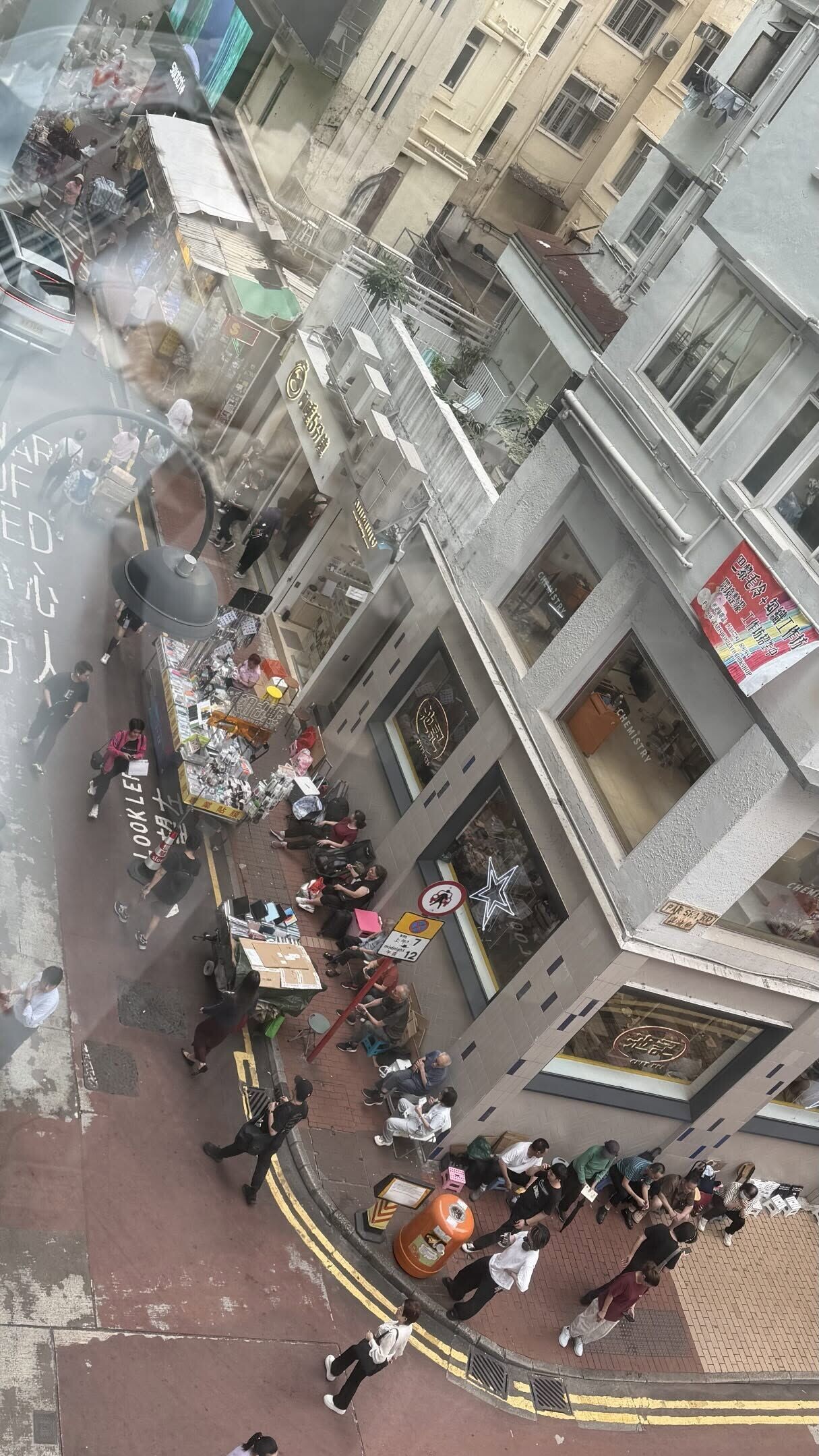 不少網民分享Swatch多家分店現排隊人龍。(Threads)