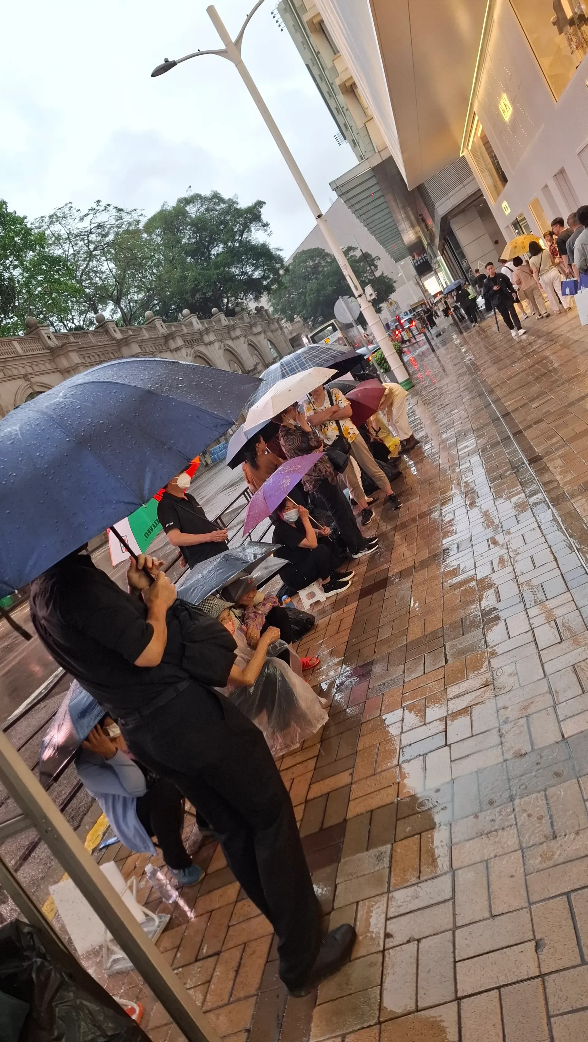 Swatch的分店門外仍有人龍,不少人手持雨傘排隊。(Threads)