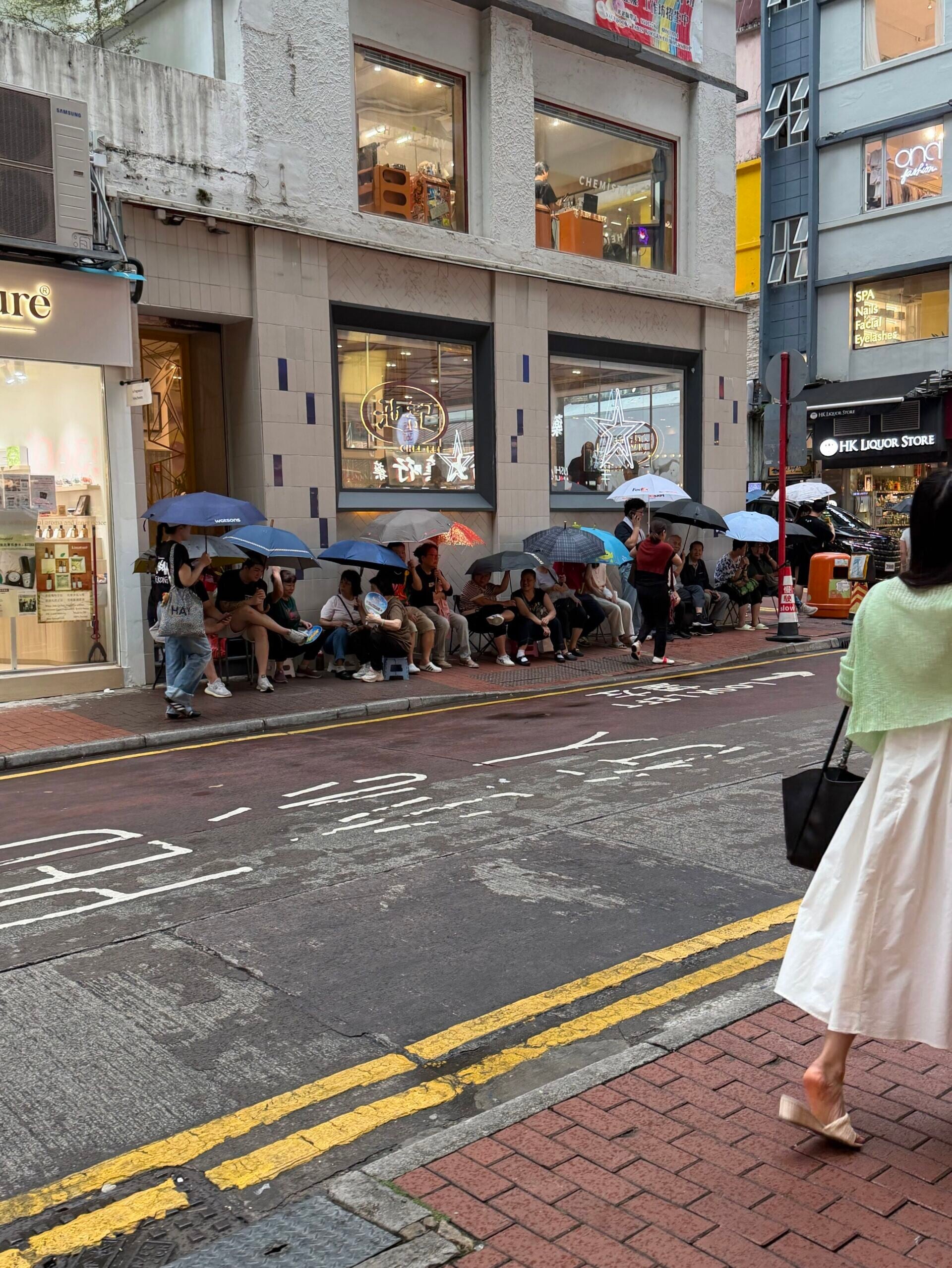 Swatch的分店門外仍有人龍,不少人手持雨傘排隊。(Threads)