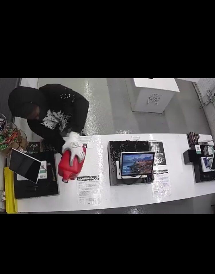 笨賊在現場潑灑汽油引發火災