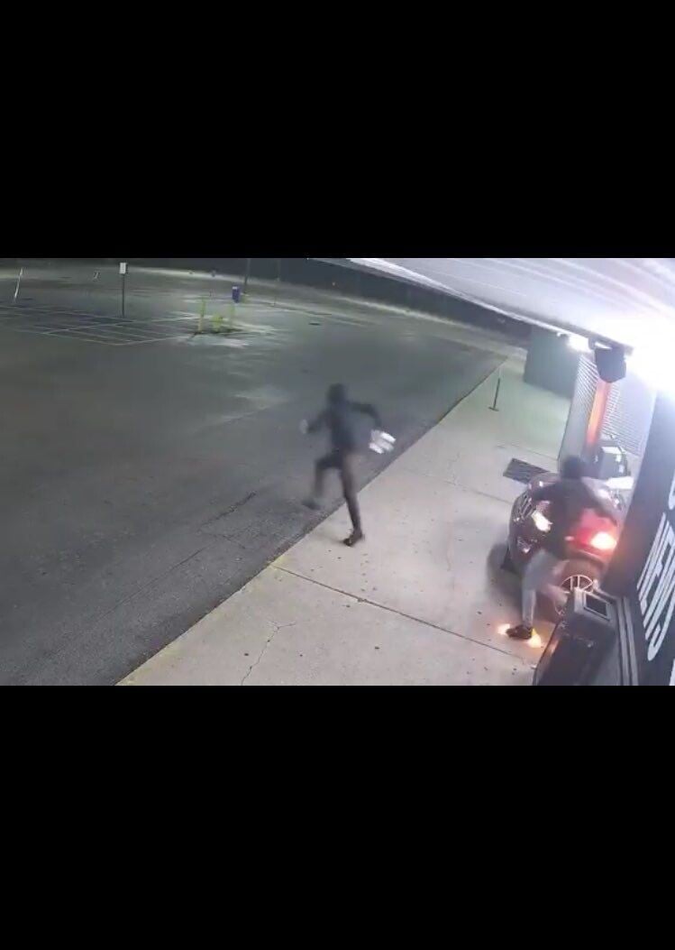 疑犯在犯案後從店內逃出往南一路狂奔,之後搭上一輛在外接應的深色車輛逃走