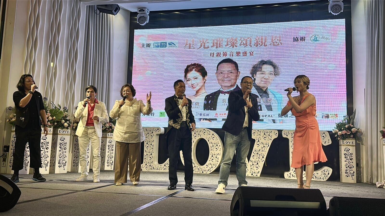 寧亮慈善基金創辦人兼 CEO Edward Yum 驚喜上台與邱芷微、吳大強和鄭世豪合唱《真的愛你》2