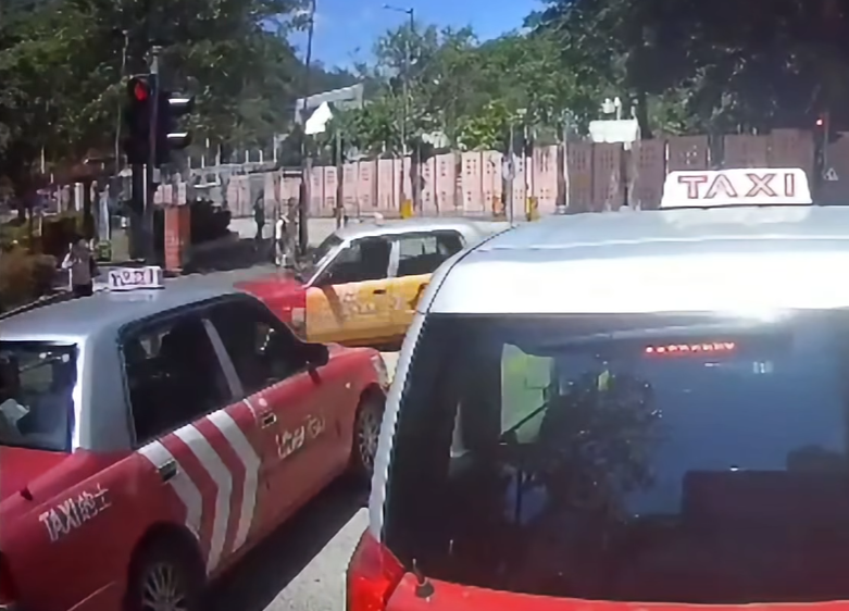 牛頭角的士於彩霞道及振華道交界失控剷上行人路,撞倒兩名任職屯門醫院牙科助護的女途人,一死一重傷。車Cam片段拍下事發一刻,顯示的士沿斜路高速駛至彎位時未有轉彎,直衝向行人過路處。
