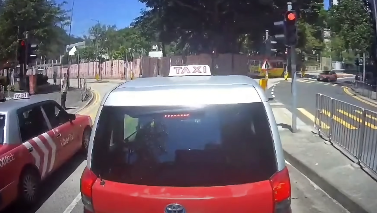 牛頭角的士於彩霞道及振華道交界失控剷上行人路,撞倒兩名任職屯門醫院牙科助護的女途人,一死一重傷。車Cam片段拍下事發一刻,顯示的士沿斜路高速駛至彎位時未有轉彎,直衝向行人過路處。