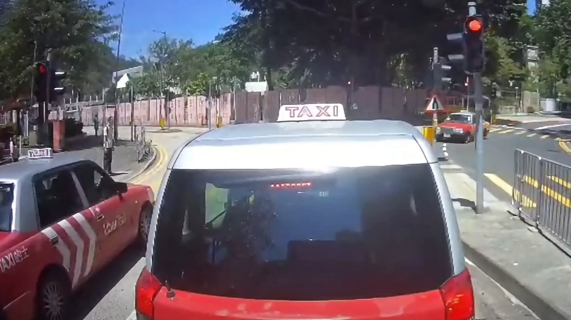 牛頭角的士於彩霞道及振華道交界失控剷上行人路,撞倒兩名任職屯門醫院牙科助護的女途人,一死一重傷。車Cam片段拍下事發一刻,顯示的士沿斜路高速駛至彎位時未有轉彎,直衝向行人過路處。