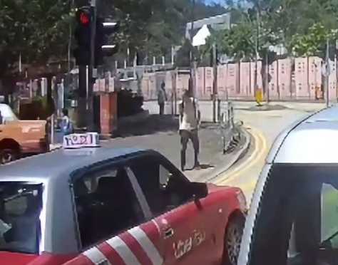 牛頭角的士於彩霞道及振華道交界失控剷上行人路,撞倒兩名任職屯門醫院牙科助護的女途人,一死一重傷。車Cam片段拍下事發一刻,顯示的士沿斜路高速駛至彎位時未有轉彎,直衝向行人過路處。