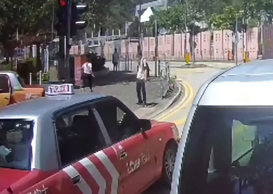牛頭角的士於彩霞道及振華道交界失控剷上行人路,撞倒兩名任職屯門醫院牙科助護的女途人,一死一重傷。車Cam片段拍下事發一刻,顯示的士沿斜路高速駛至彎位時未有轉彎,直衝向行人過路處。