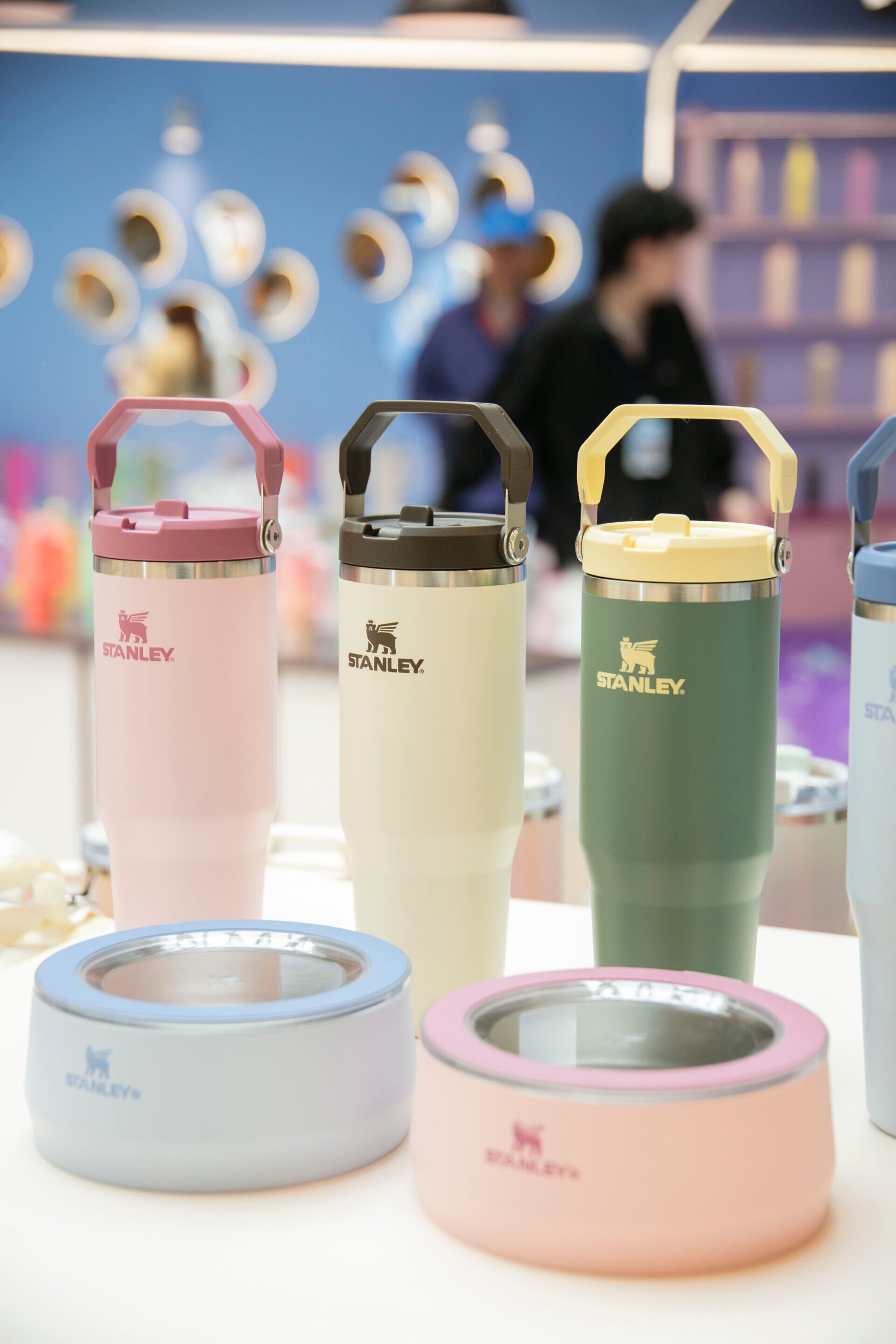 ELEMENTS圓方期間限定店獨家發售Stanley全新「Western-Inspired 西部風情系列」,包括「The IceFlow™ Flip Straw 2.0 翻蓋吸管隨行杯(30 oz)」及「The Stanley 1913 寵物碗(24 oz)」。