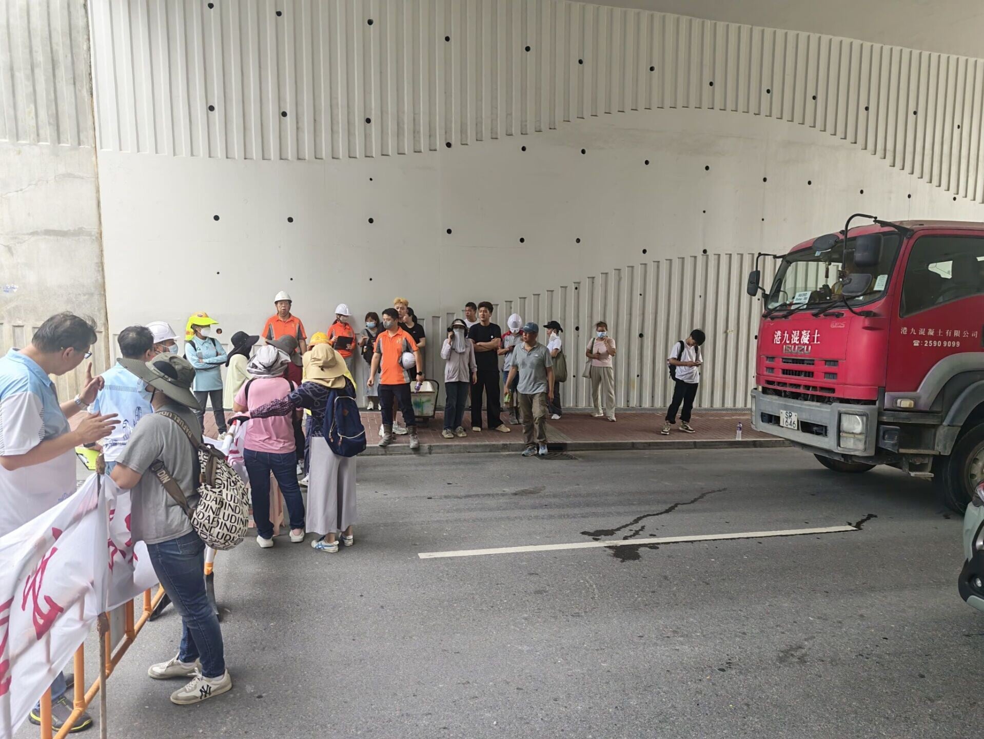 元朗橫洲一地盤逾30名工人拉起橫額,報稱被拖欠薪金,一度堵路阻擋混凝土車進入地盤(香港建造業總工會)