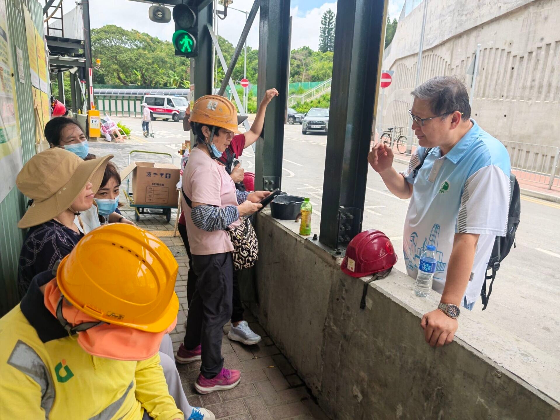 元朗橫洲一地盤逾30名工人拉起橫額,報稱被拖欠薪金,一度堵路阻擋混凝土車進入地盤(香港建造業總工會)