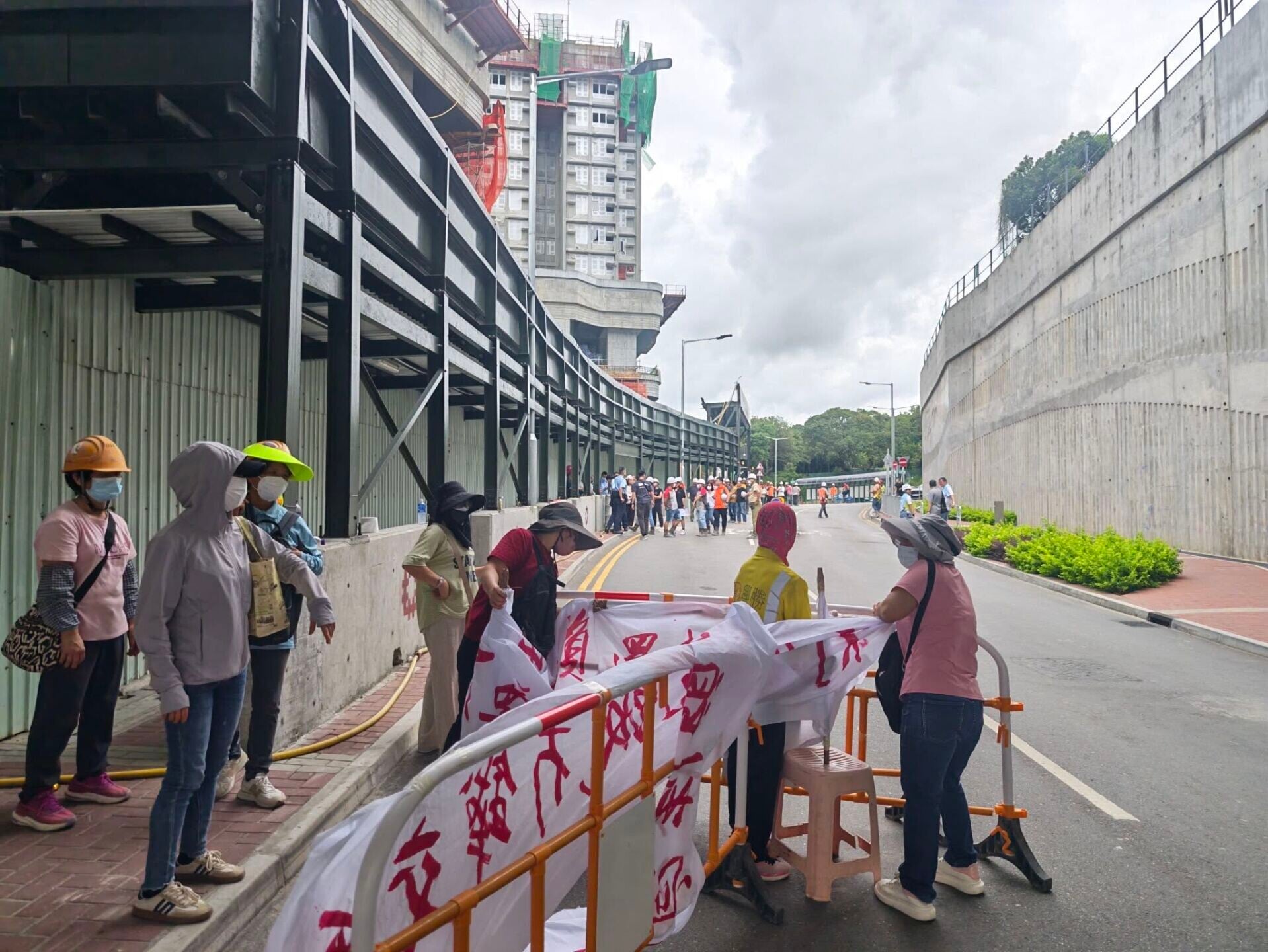 元朗橫洲一地盤逾30名工人拉起橫額,報稱被拖欠薪金,一度堵路阻擋混凝土車進入地盤(香港建造業總工會)