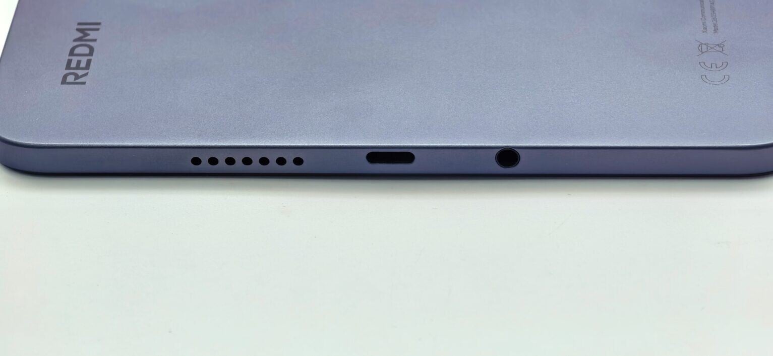 Redmi Pad 2 9.7平板電腦保留了 3.5mm 耳機插孔以及支援 microSD 記憶卡擴充