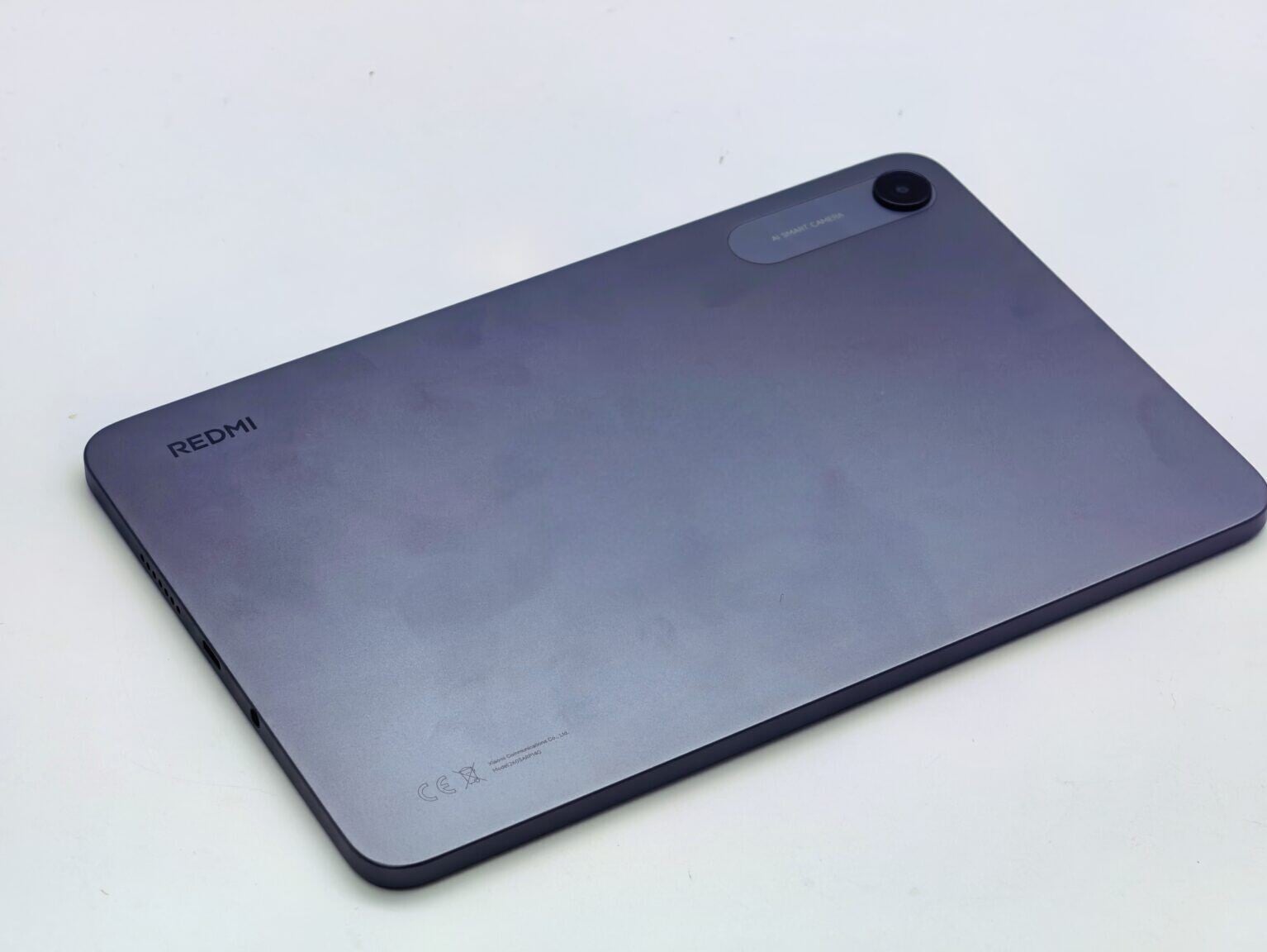 Redmi Pad 2 9.7平板電腦尺寸適中,無論是單手握持閱讀或是放入背包隨身攜帶都相當便利