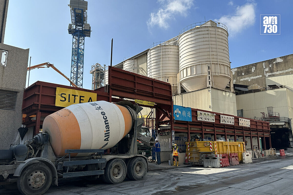 油塘東源街6號混凝土廠(右)將於下月停止運作。(資料圖片)