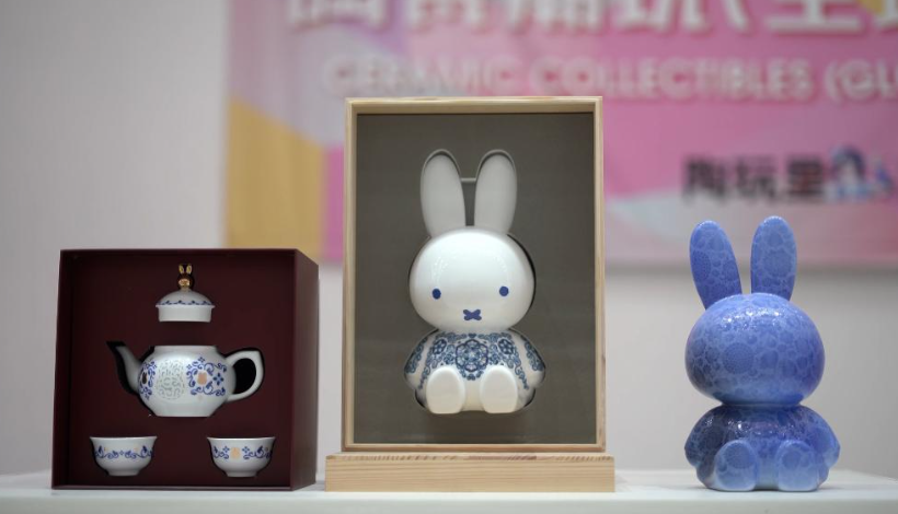 Miffy與景德鎮攜手推出的「米菲花園青花口杯禮盒」產品。(新華社)