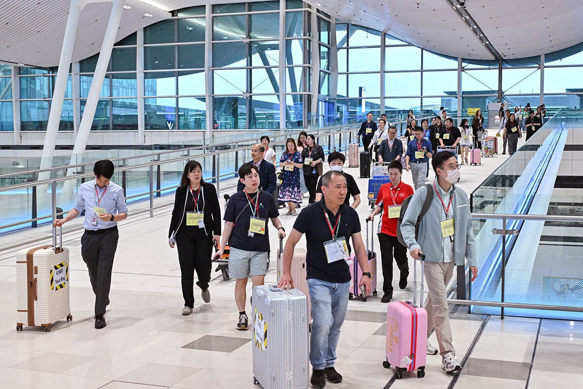 機管局在二號客運大樓啟用前舉行大型演習,模擬旅客離港流程包括乘搭巴士抵達。(機管局提供)
