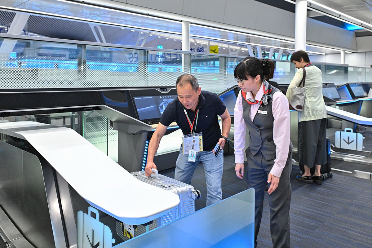 機管局在二號客運大樓啟用前舉行大型演習,模擬旅客離港流程包括使用自助行李託運服務。(機管局提供)