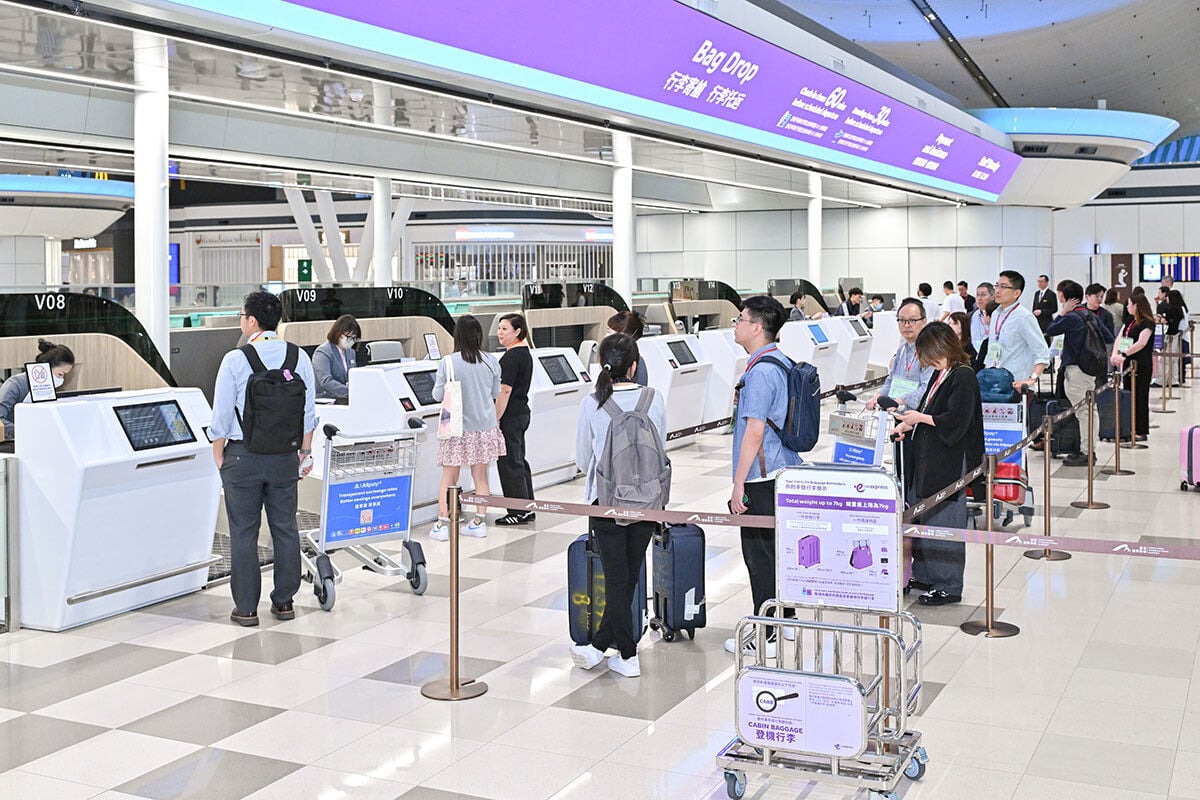 機管局在二號客運大樓啟用前舉行大型演習,模擬旅客離港流程包括使用航空公司登記櫃檯。(機管局提供)