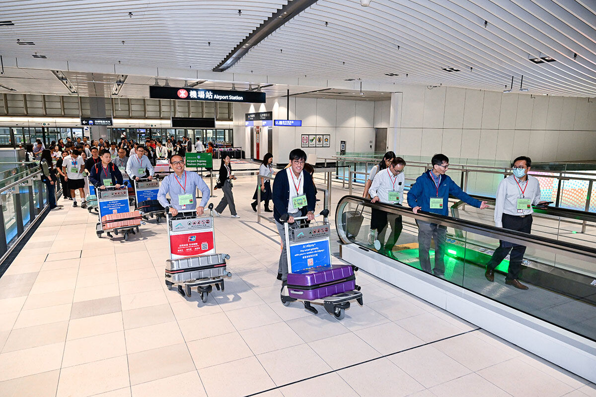 機管局在二號客運大樓啟用前舉行大型演習,模擬旅客離港流程包括乘搭機場快綫抵達。(機管局提供)