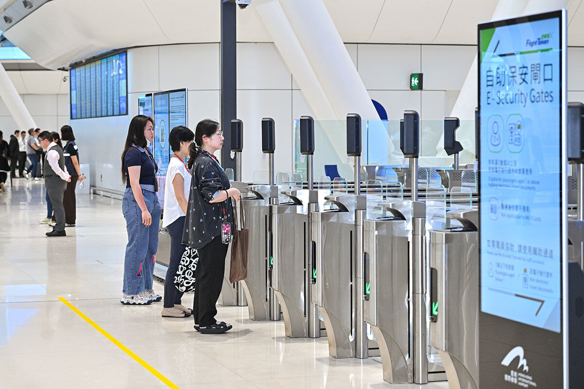 機管局在二號客運大樓啟用前舉行大型演習,模擬旅客離港流程包括經自助保安閘口進入禁區。(機管局提供)