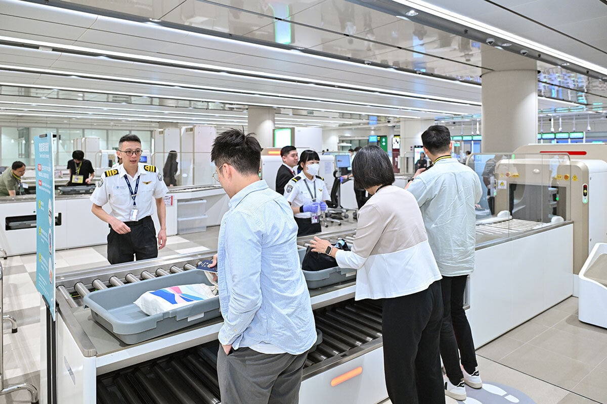機管局在二號客運大樓啟用前舉行大型演習,模擬旅客離港流程包括於禁區範圍進行保安檢查。(機管局提供)
