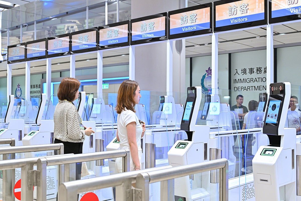 機管局在二號客運大樓啟用前舉行大型演習,模擬旅客離港流程包括辦理出境手續。(機管局提供)
