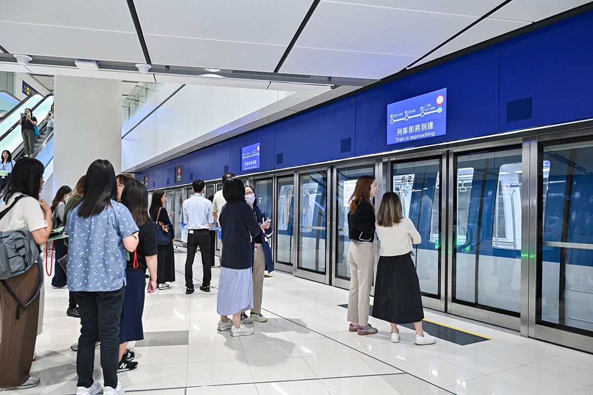 機管局在二號客運大樓啟用前舉行大型演習,模擬旅客離港流程包括乘搭旅客捷運系統前往登機閘口。(機管局提供)