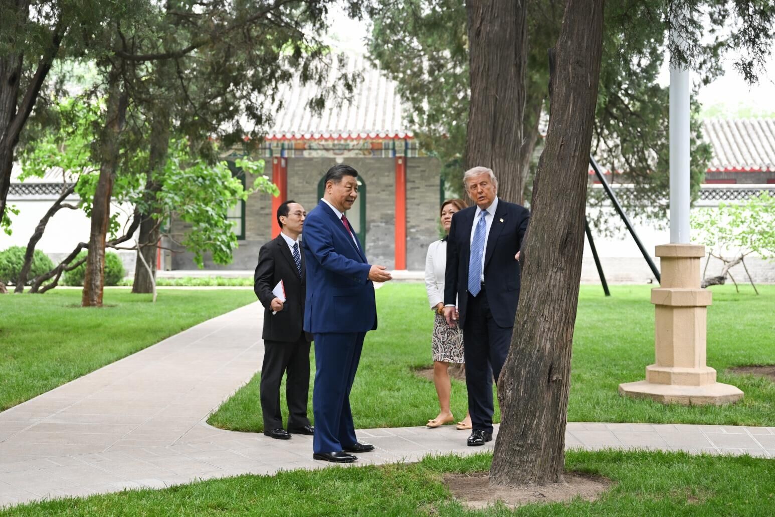 國家主席習近平陪同美國總統特朗普,漫步於中南海園林之中。(圖/新華社)