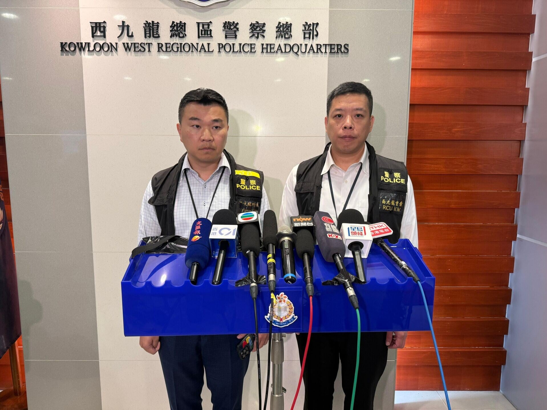 賈錦琳(左)交代案情。
