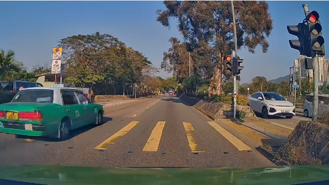 綠的衝紅燈並高速駛過。(FB「車cam L(香港群組)」)