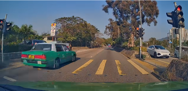 綠的衝紅燈並高速駛過。(FB「車cam L(香港群組)」)