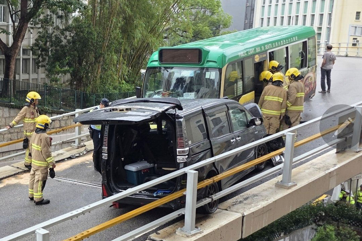 般咸道天橋有一輛專綫小巴與私家車迎頭相撞。(FB群組「西環變幻時」)