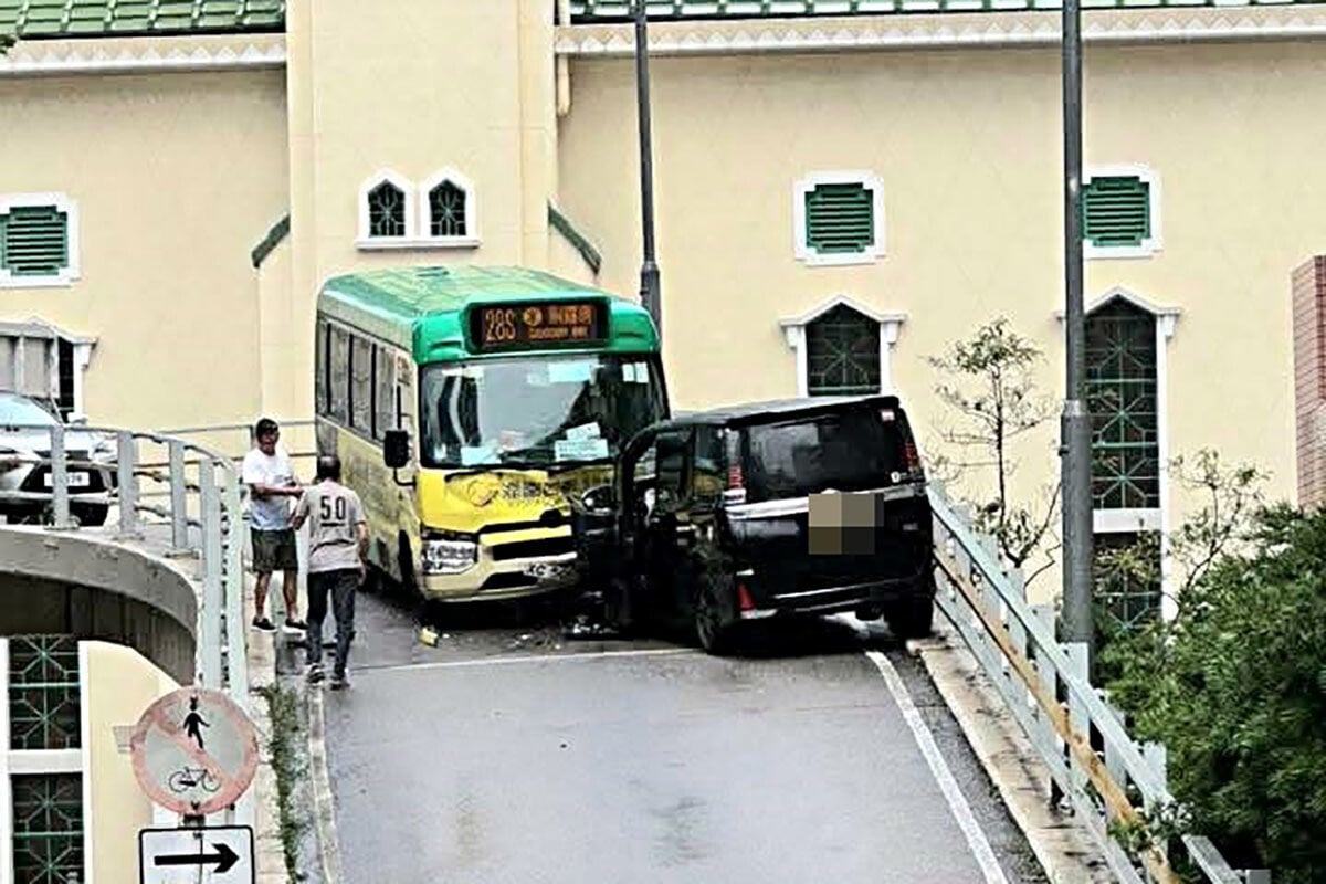 般咸道天橋有一輛專綫小巴與私家車迎頭相撞。(FB群組「西環變幻時」)