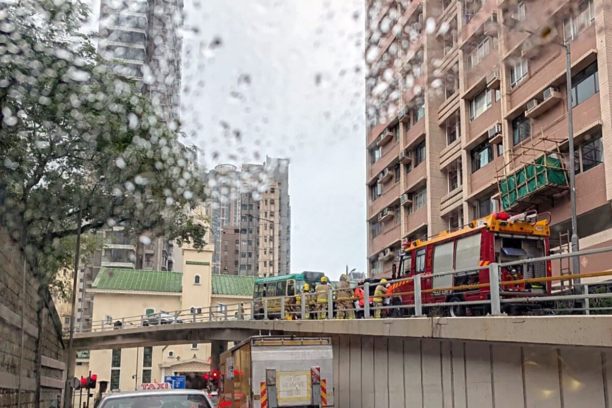 般咸道天橋有一輛專綫小巴與私家車迎頭相撞。(FB群組「西環變幻時」)