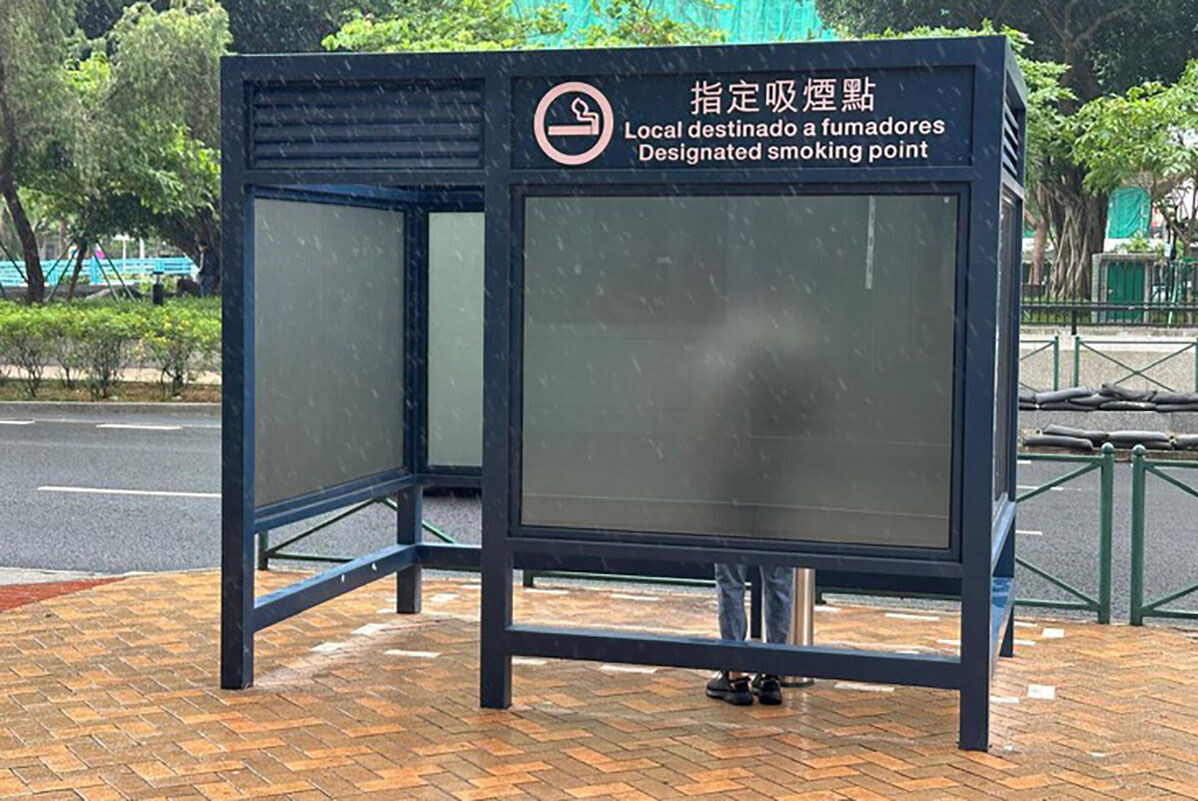 宋玉生廣場與倫敦街交界的指定吸煙點,已試行改為三面圍封吸煙間。(澳廣視圖片)