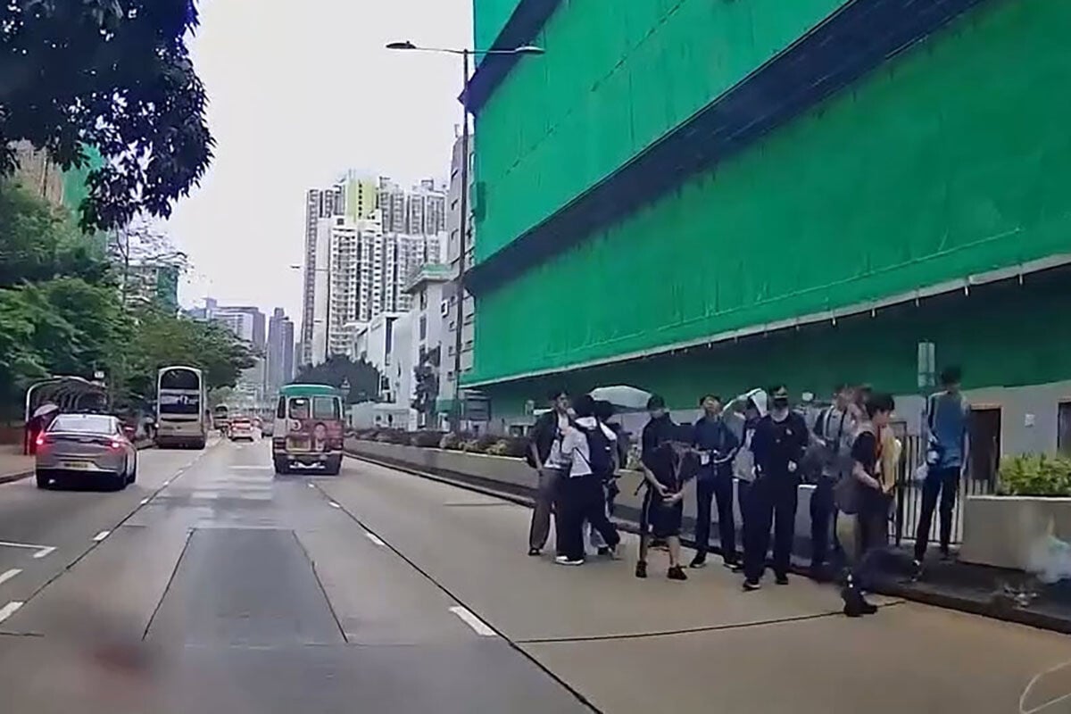 有車Cam片段顯示,一名巴士迷突從人群步出並無留意交通情況,最終捱撞,手中單反相機亦飛墮。(網上影片截圖)