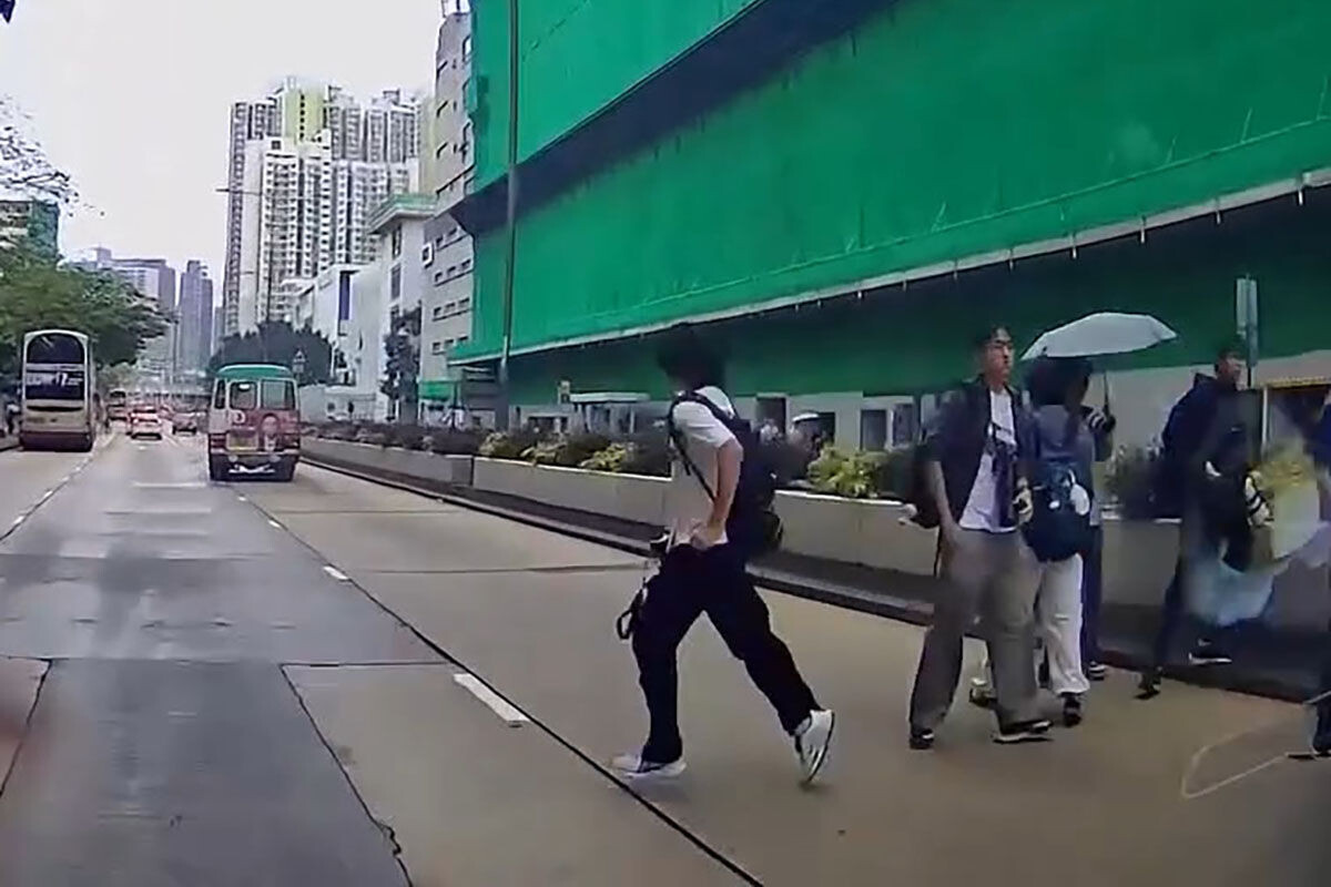 有車Cam片段顯示,一名巴士迷突從人群步出並無留意交通情況,最終捱撞,手中單反相機亦飛墮。(網上影片截圖)