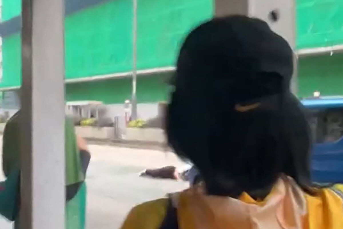 事發時有一群巴士迷站在路中心花槽,相信已拍攝完畢準備離開,未料其中一人捱撞。(網上影片截圖)