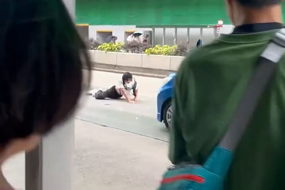 事發時有一群巴士迷站在路中心花槽,相信已拍攝完畢準備離開,未料其中一人捱撞。(網上影片截圖)