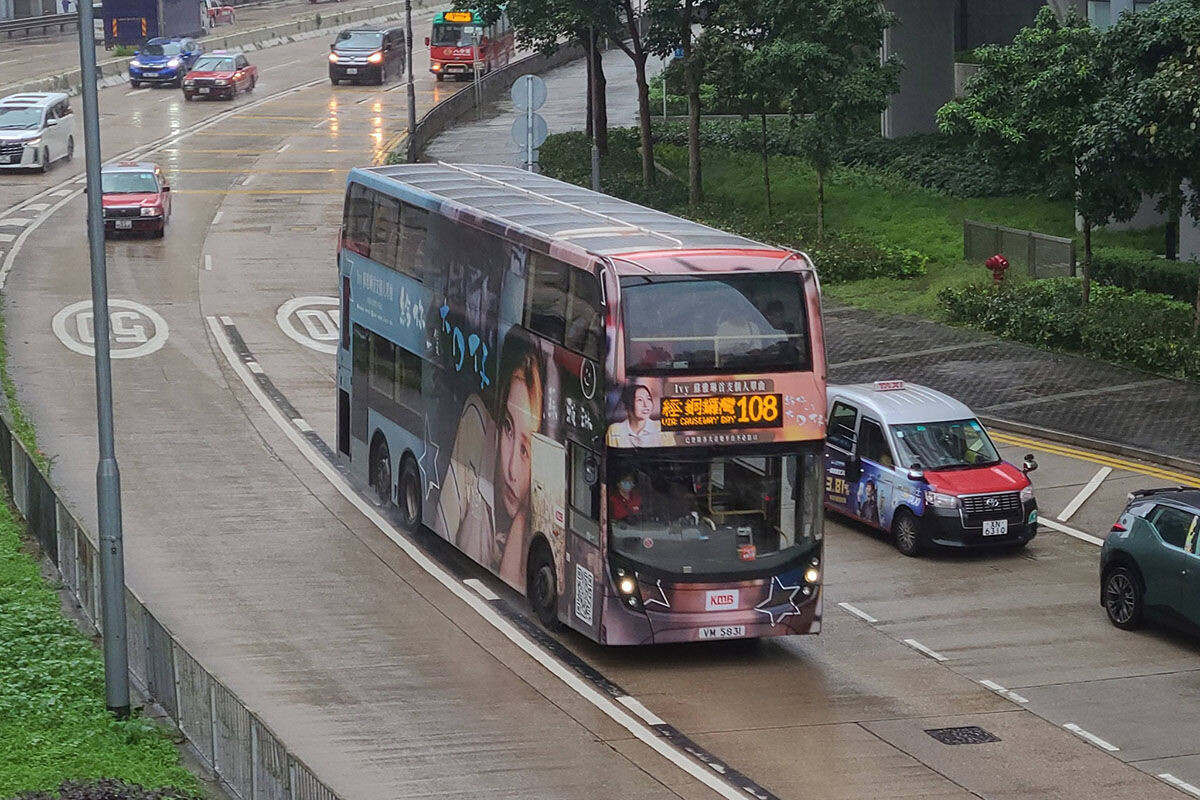 披上蘇雅琳《給你一隻大口仔》的全車身廣告。(FB群組「是日快快-巴士即日相 」)