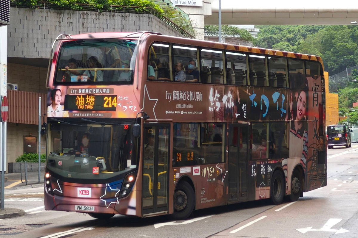 披上蘇雅琳《給你一隻大口仔》的全車身廣告。(FB群組「是日快快-巴士即日相 」)