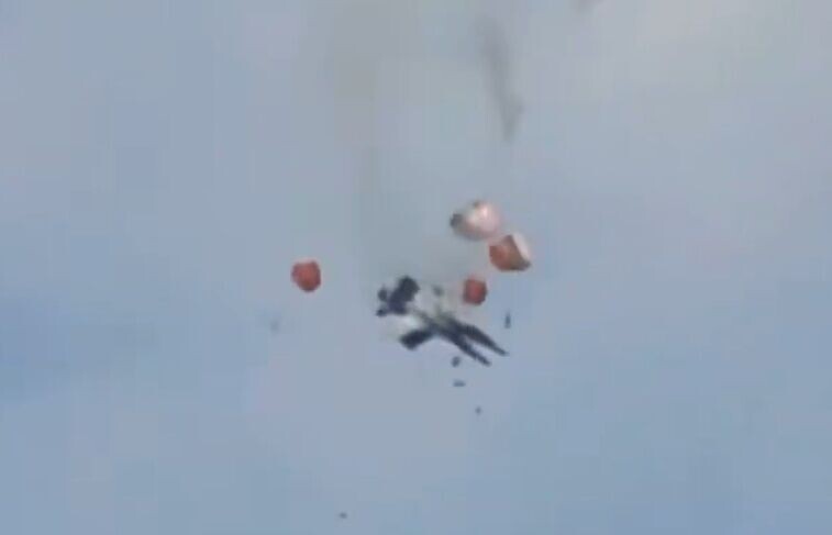 4名機組人員隨即彈射逃生。(X)