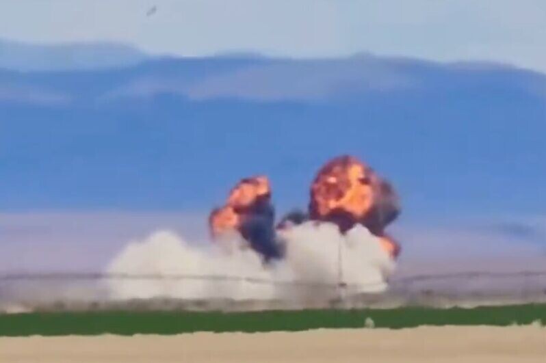 其後兩架飛機急速墜落地面並發生爆炸冒出巨大的火球,黑煙直湧半空。(X)