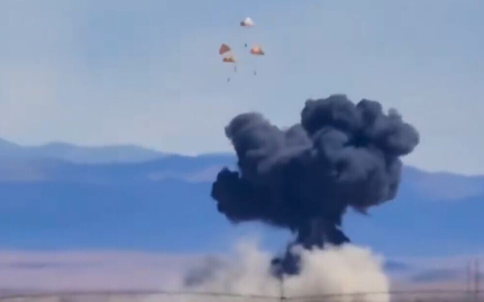 其後兩架飛機急速墜落地面並發生爆炸冒出巨大的火球,黑煙直湧半空。(X)