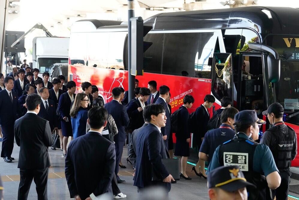 球隊在警方護送下迅速搭上巴士前往位於水原市的一間酒店。(AP)
