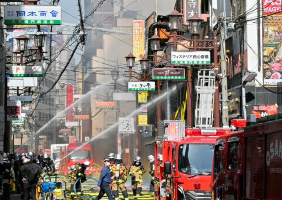 日本大阪市心齋橋發生火災,起火地點為西心齋橋一棟三層樓的建築物,火勢延燒至附近數棟建物。(網上圖片)
