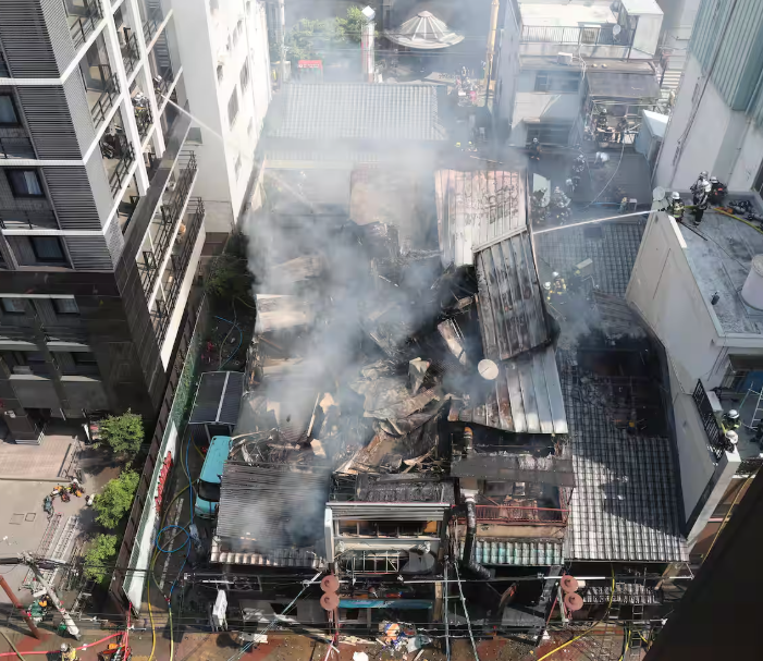 日本大阪市心齋橋發生火災,起火地點為西心齋橋一棟三層樓的建築物,火勢延燒至附近數棟建物。(網上圖片)